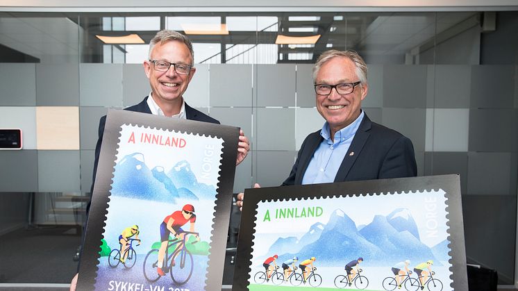 Sykkelpresident Harald Tiedemann Hansen (til høyre) og Postens frimerkedirektør Halvor Fasting gleder seg til VM – og over frimerkene som gis ut til mesterskapet. Foto: Håvard Jørstad.