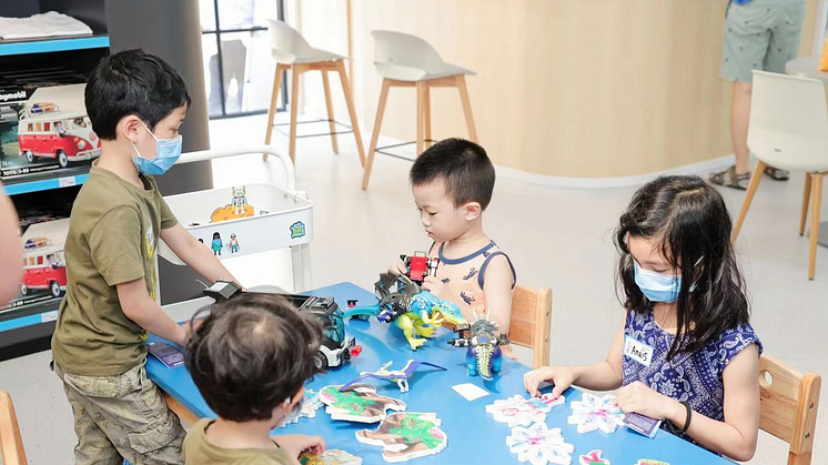 Kinder an einem Spieltisch im PLAYMOBIL Experience Center in Shanghai