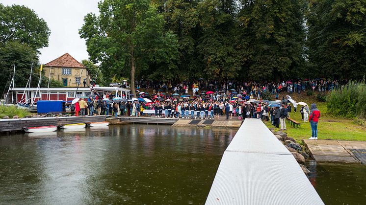 Knapp 440 Gäste sind in das Internat Louisenlund gekommen, um der traditionellen Schleitaufe beizuwohnen. (Foto: Stiftung Louisenlund / Sven Meier)