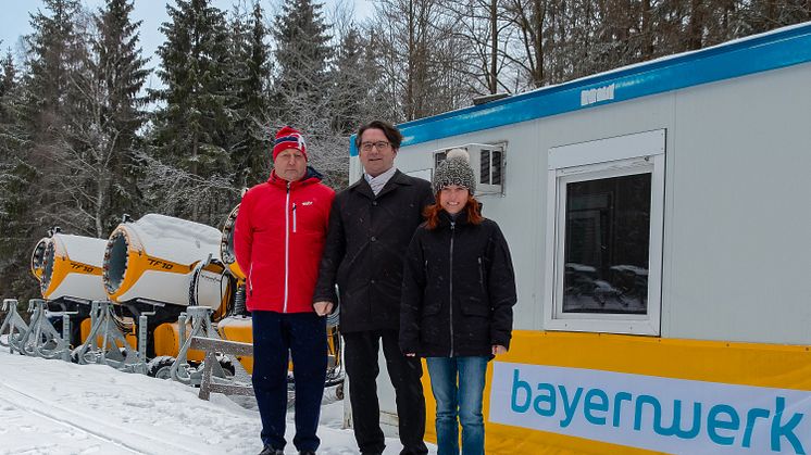 Wintersport in der Oberpfalz: Mit 2000 Euro und einem Strukturkoffer unterstützt das Bayernwerk den SC Monte Kaolino Hirschau. v.l.: Thomas Heckmann, Markus Windisch und Regina Lingl. 