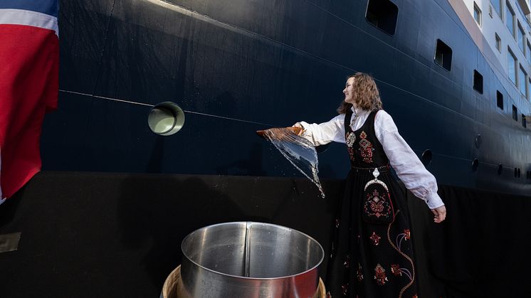 Godmother Aurora Sævik christened Havila Castor with pure water from Geirangerfjord. 