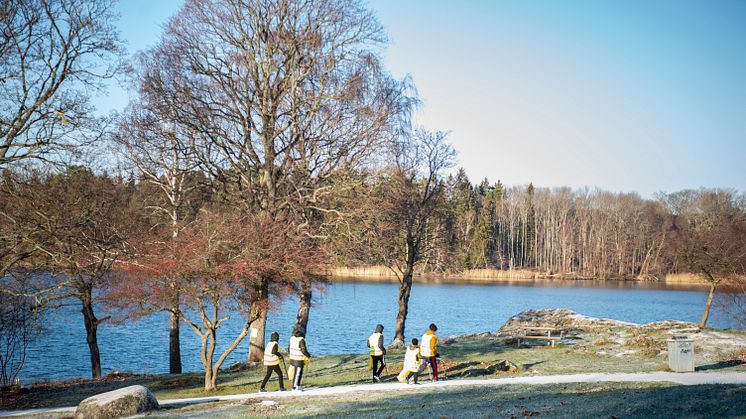 Adventsstädande idrottsungdomar gör julfint i Katrineholm.