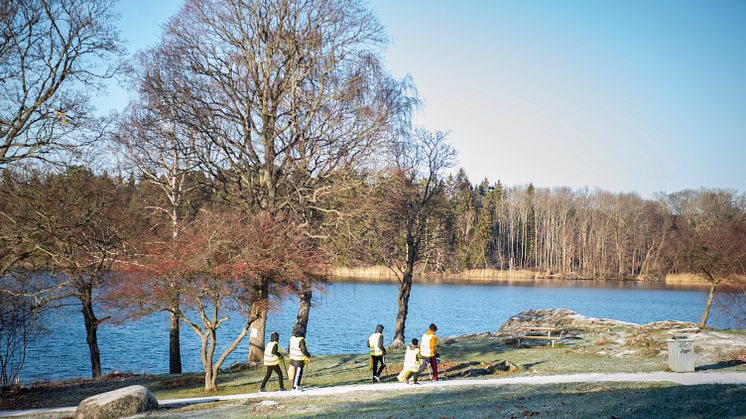 Adventsstädande idrottsungdomar gör julfint i Katrineholm.