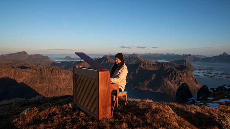 Get into the Christmas spirit with this video of Michael Bolton and Matoma in Lofoten - Photo: Scream Media