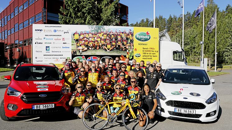 Samler inn penger til kreftsyke barn: Her er en del av Team Rynkeby utenfor Ford Motor Norge på Kolbotn før de satt kursen mot Paris fredag morgen. Foto: Oppegård Avis