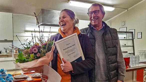 Margareta Bäckström mottar diplom från Dunstans ordförande Anders Mellberg