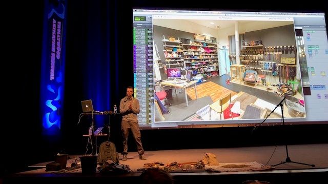 Det var tredje gången i rad som Trollywood Animation Festival hölls i folkets hus i Trollhättan. Här visar Lucas NIlsson en bild från sitt kontor som är fullt av ljudskapande föremål.