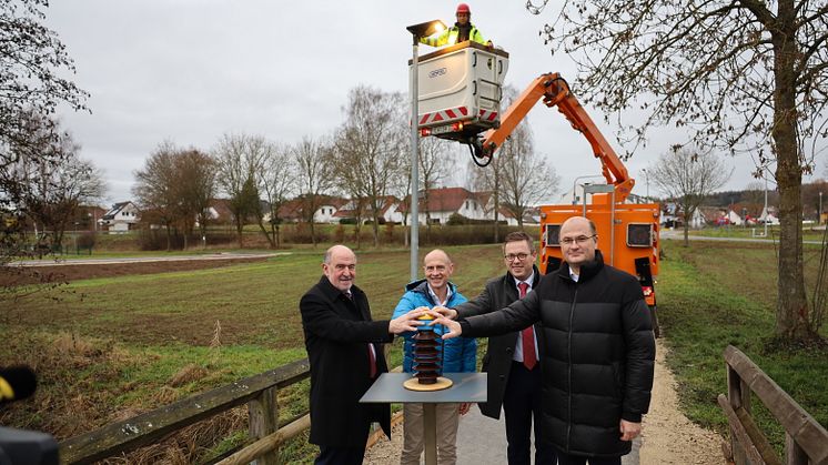 Start für die erste Solar-Hybridleuchte in Bayern: Gemeinsam nahmen Landrat Willibald Gailler, Bayernwerk-Vorstand Dr. Egon Westphal, Velburgs Bürgermeister Christian Schmid und Bayerns Finanzminister Albert Füracker (vlnr) die Innovation in Betrieb.