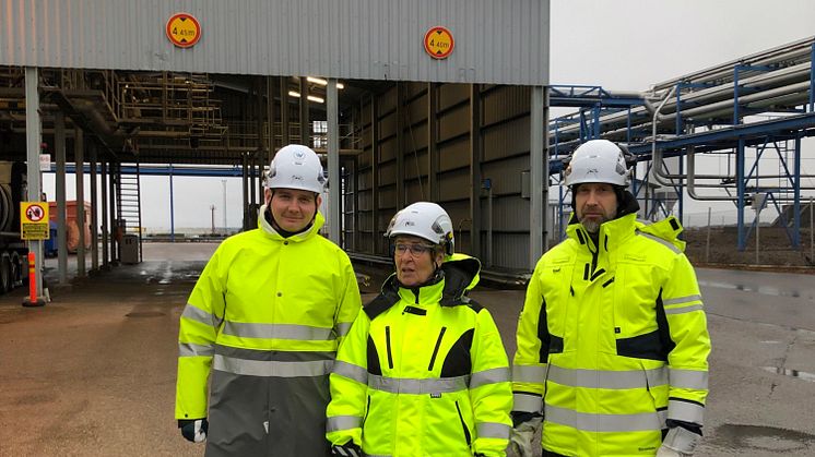Kuvassa vasemmalta alkaen Wibax Logistics Oy:n toimitusjohtaja Olli Paasio, aluejohtaja Marja Pönkä ja terminaalipäällikkö Harri Metsola
