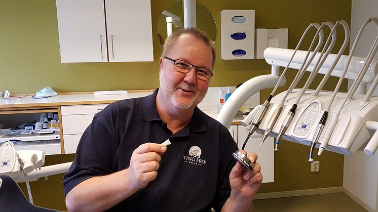 Bengt Wiberg, CEO and founder of Sting Free AB, at his dentist in Lidingö who indirectly inspired him to invent the revolutionary pouch innovation.