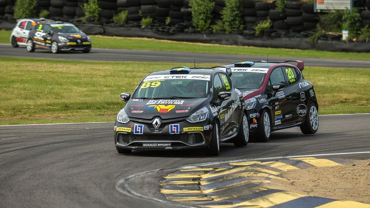 Titelkampen går vidare när Renault Clio Cup slår deltagarrekord på Kinnekulle Ring
