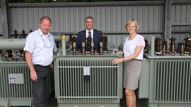 Foto: vl.: Hans Jablonski, Leiter der Netzdienste Oberbayern, Gazmend Kryeziu, Netzbauleiter am Netzcenter Kolbermoor und Ursula Jekelius, Regionalleiterin Oberbayern, alle Bayernwerk