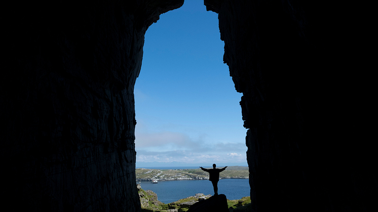 Kirkehelleren cave, Sanna, Træna