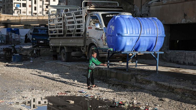 Syriska internflyktingar är extra sårbara vid spridning av virus. PMU gör nu en insats och rehabiliterar hälsokliniker runtom i landet. Foto: TT/Aaref Watad