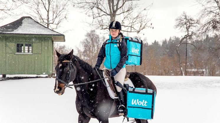 Wolt kurirpartner Anna Fahlberg på hästen Lirpa Sloof