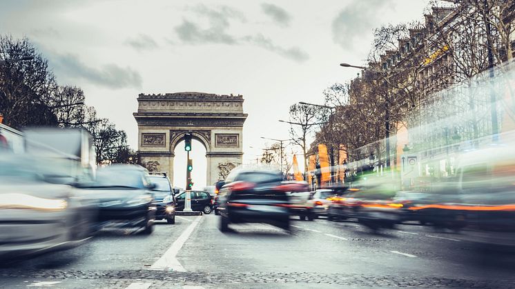 Illustrasjonfoto: Rushtrafikk i Paris med Triumfbuen i bakgrunnen