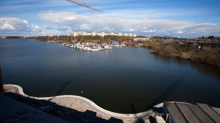 Försäljningspriset på bostadsrätter i landets tre största städer har under årets första elva månader stigit mer än utropspriset