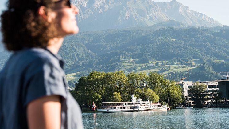 Designerin Franziska Bründler in Luzern, im Hintergrund der Pilatus © Schweiz Tourismus.