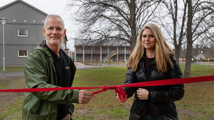 Lars Löfgren och Åse Ringborg från Hyresbostäder redo att inviga de nya hyresrätterna. Foto: MFFoto