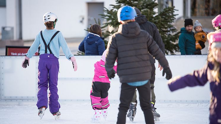 Till och med sportlovet kan du åka skridskor på Sundstorget. 