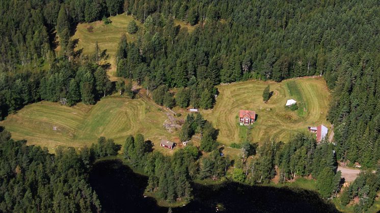 Flygfoto över Hyttebacken och Kilsbergstorpet. Fotograf: Leif Troeng.