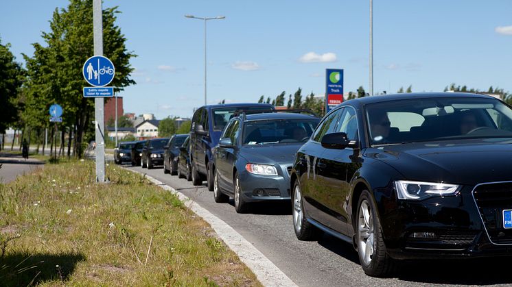Täyteen pakattu auto ja väärä rengaspaine – mitä vaaratilanteita tästä liikenteessä seuraa?