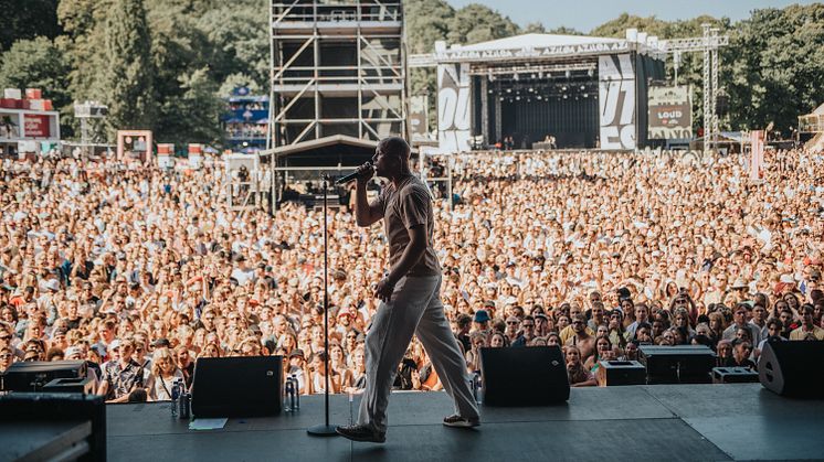 Tusentals fans samlades i Slottsskogen när Mwuana spelade på Way Out West i Göteborg i augusti. Nu väntar höstturné med sex stopp i landet. Foto: Timothy Gottlieb