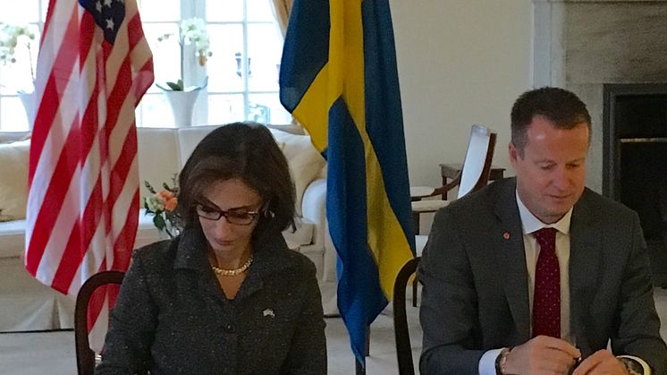 Amerikanska ambassadören Azita Raji och inrikesminister Anders Ygerman signerar avtal om US Preclearance  