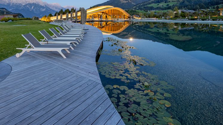 Wellness Terrasse mit Holz: „ATMOSPHERE by Krallerhof