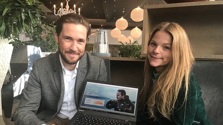 Sjømatrådets Gunvar L. Wie og Mia Sætre Bernhardsen med eksempel på laksekampanjens digitale uttrykk. FOTO Norges sjømatråd