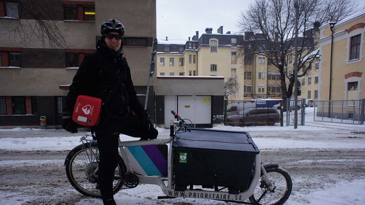 Världens första cykelbud med hjärtstartare