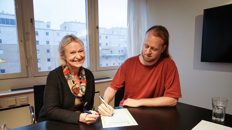 Kicki Björklund, vd Bostadsbolaget och Johan Zandin, styrelseordförande i Bostadsbolaget skriver under avsiktsförklaringen till Allmännyttans klimatinitiativ.