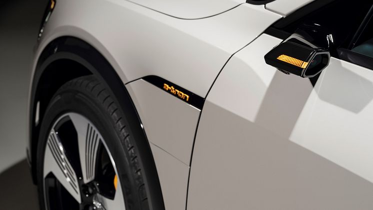 Audi e-tron (Siam beige) virtuelt sidespejl og e-tron logo