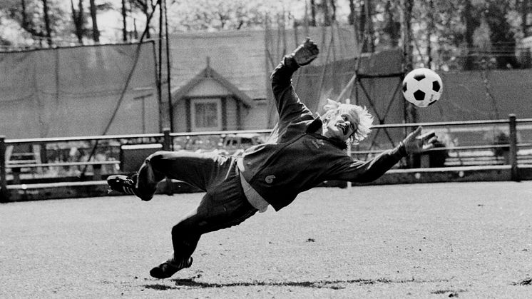 Ronnie Hellström gör en teveräddning vid en landslagssamling i Malmö. Foto: Bilder i syd