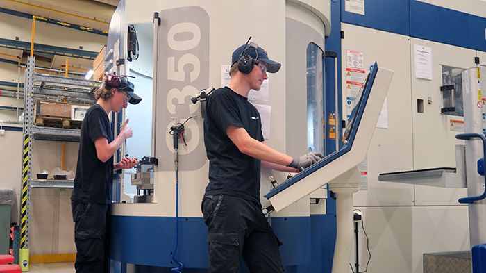 Simon Lorentzon och Felix Larsson har gått ut andra årskursen på ITU-programmet och sommarjobbar nu på GKN i Trollhättan.