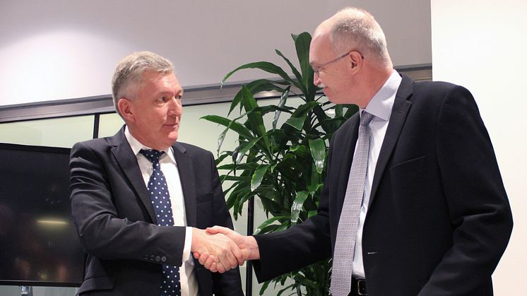 Rektor på DTU Anders Overgaard Bjarklev og Regionsdirektør i Forenede Service Jan Jeppesen lykønsker hinanden med aftalen