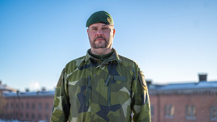Regementschefen vid K 3 i Karlsborg, överste Markus Höök, föreläser om Nato på Högskolan i Skövde den 20 mars. Foto: Försvarsmakten