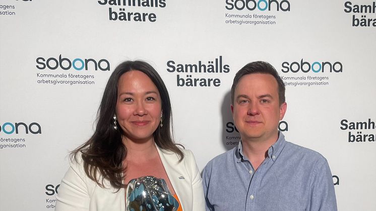 Natalie Lindkvist ochLudvig Ericsson från Vafabmiljö tar emot Sobonas pris för Årets samhällsbärare