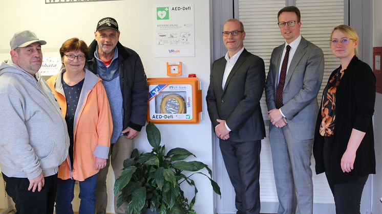 Norman Gilde, Anja Klapp und Thomas Schmidt vom Einrichtungs- und Werkstattrat des Hofguts Halbersdorf freuen sich mit Jens Diegel und Dominik Hartung (Vorstand VR Bank Spangenberg) und Nadine Florczak (v.l.) über den Defibrillator. 