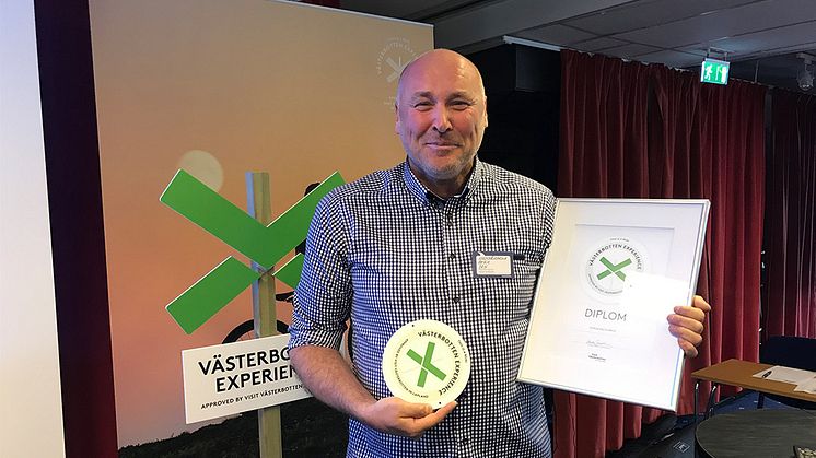 På bild: Patrick Edin, Forsknäckarna, med diplomeringen Västerbotten Experience