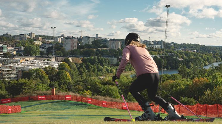 Nu öppnas en ny skidsäsong på artificiellt gräs som efterliknar känslan av att åka på snö, tillsammans med ett brett utbud av andra aktiviteter i Hammarbybacken.