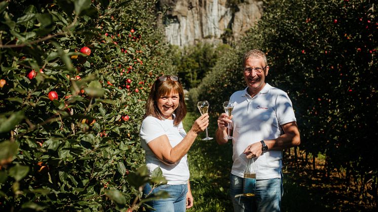 En kraftig haglbyge ødela frukten som ekteparet Kvame tenkte å selge på fruktpakkeriet. Resultatet ble eplesider, og i år vant de gull i WorldCiderAwards i Frankfurt. Foto: Feien og Fjorg Foto.