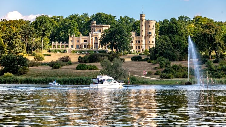 Solch einmalige Aussichten gibt es für Wassersportler in Brandenburg (Vorbeifahrt Schloss Babelsberg/Potsdam). Foto: TMB-Fotoarchiv/Steffen Lehmann. 
