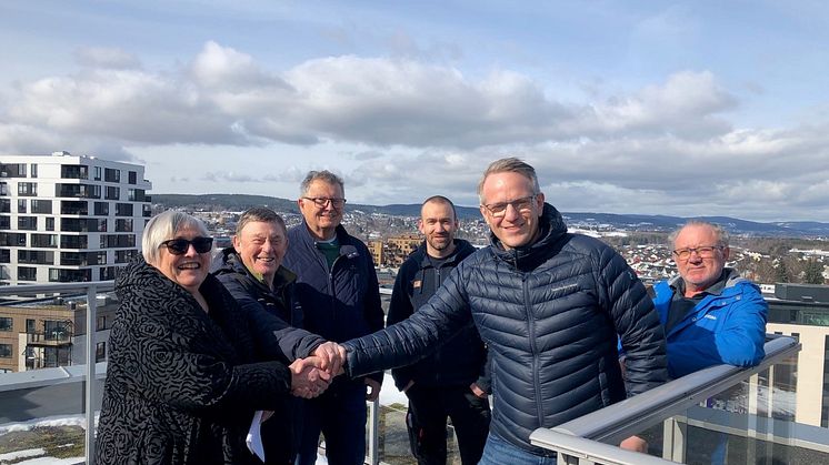 Her ser vi Roar Forfang, salgssjef i R. Bergersen AS (foran til høyre) overlevere prosjektet til Bjørg Ruud, styreleder i Tower Boligsameie, og de 4 andre fornøyde styrene i Dovrekvartalet.