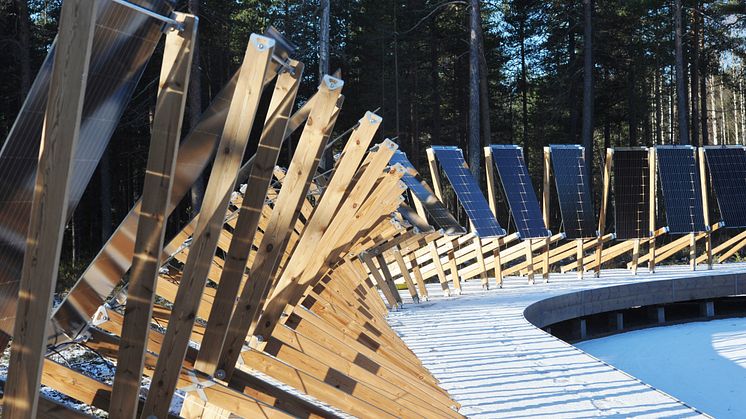 Solcellsparken Solvåg invigs in samband med konferensen. Parken består av 117 dubbelsidiga paneler och fungerar både som forskningsanläggning och social mötesplats.