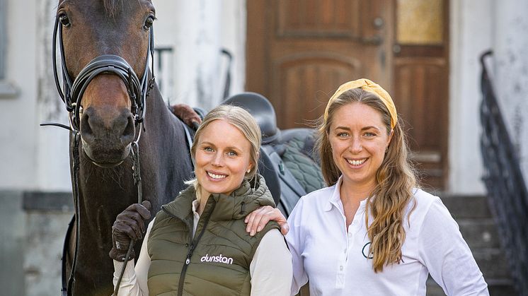 Systrarna Emelie och Fanny Ahlin hjälper Dunstan att ha fysisk närvaro på Gotland