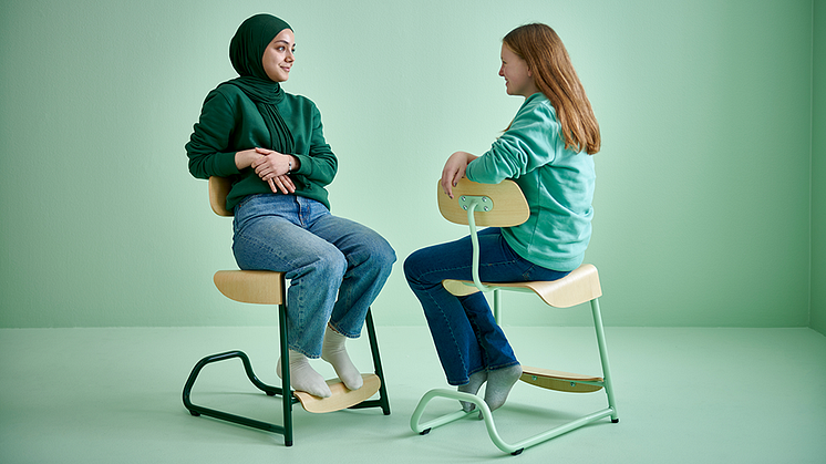 Elevstolen Mody är en unik elevstol där det går att sitta bekvämt i fyra olika riktningar.