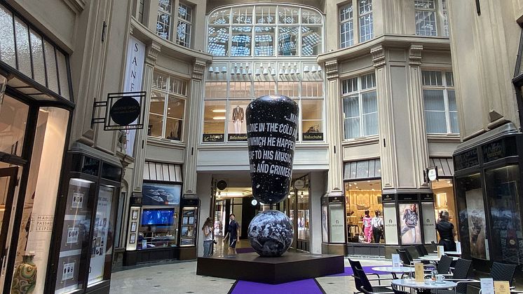 Blick auf die Skulptur "Ausrufezeichen" in der Mädler Passage - Foto: Franziska Klahn