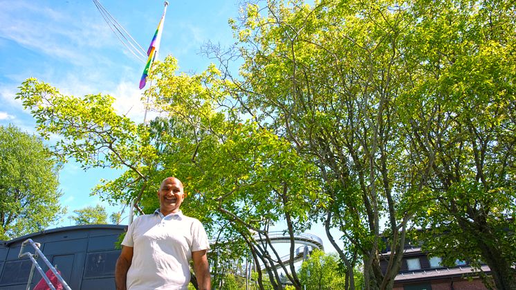 –Nå skal pride-flagget vaie stolt over Bydel Stovner hele juni, sier Rashid Nawaz. (Foto: Eyvind J. Schumacher, Bydel Stovner, Oslo kommune)