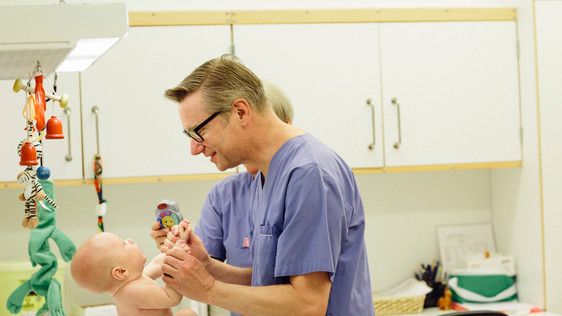 Magnus Domellöf, professor och huvudansvarig för Northpop, undersöker lille Teal, som tillsammans med hans mamma Maria Abrahansson deltar i studien. Foto: Elin Berge.